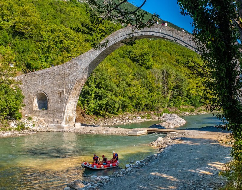 ΤΟ ΓΕΦΥΡΙ ΤΗΣ ΠΛΑΚΑΣ